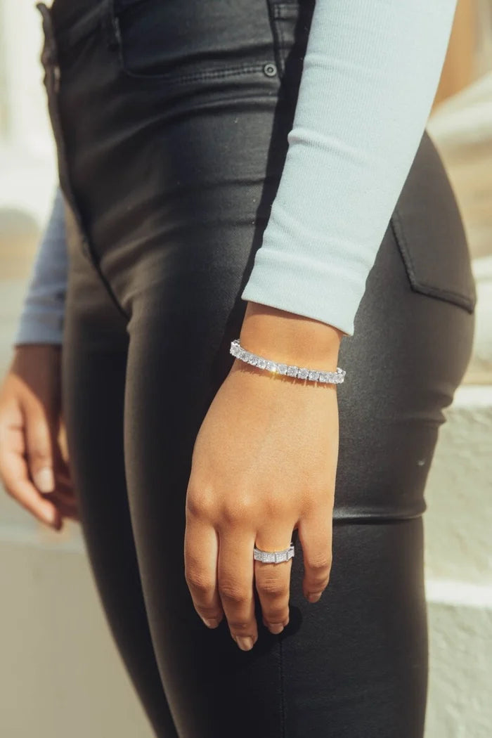 💥Last Day of Discount 🎁 Exquisite Niche Design Silver-Plated Diamond-Studded Bracelet